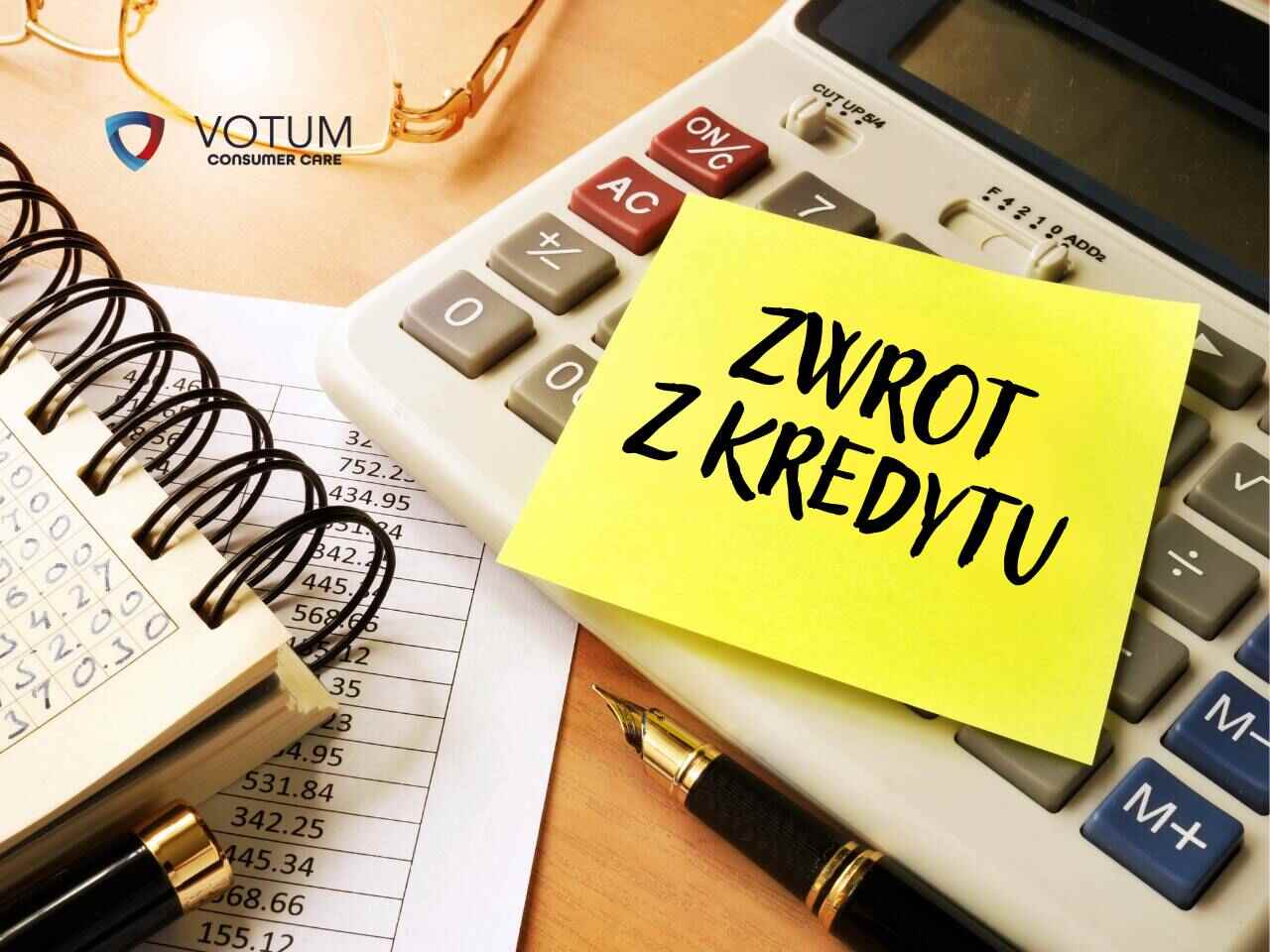 ZWROT-Z-KREDYTU Na kalkulatorze leży karteczka z napisem zwrot z kredytu, obok notes i dokumenty finansowe