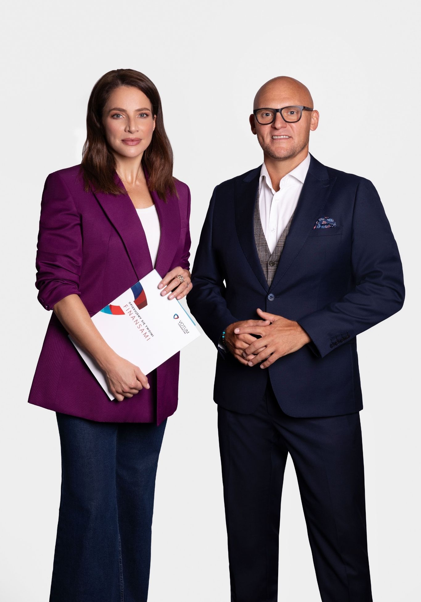 Anna Dereszowska i Paweł Wójcik uśmiechają się, stojąc na wprost kamery