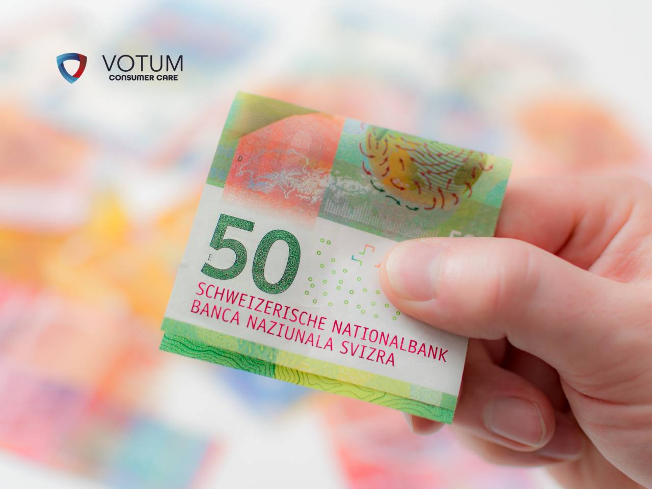 <br />
Na jasnym tle dłoń trzyma zwinięty banknot 50 franków szwajcarskich