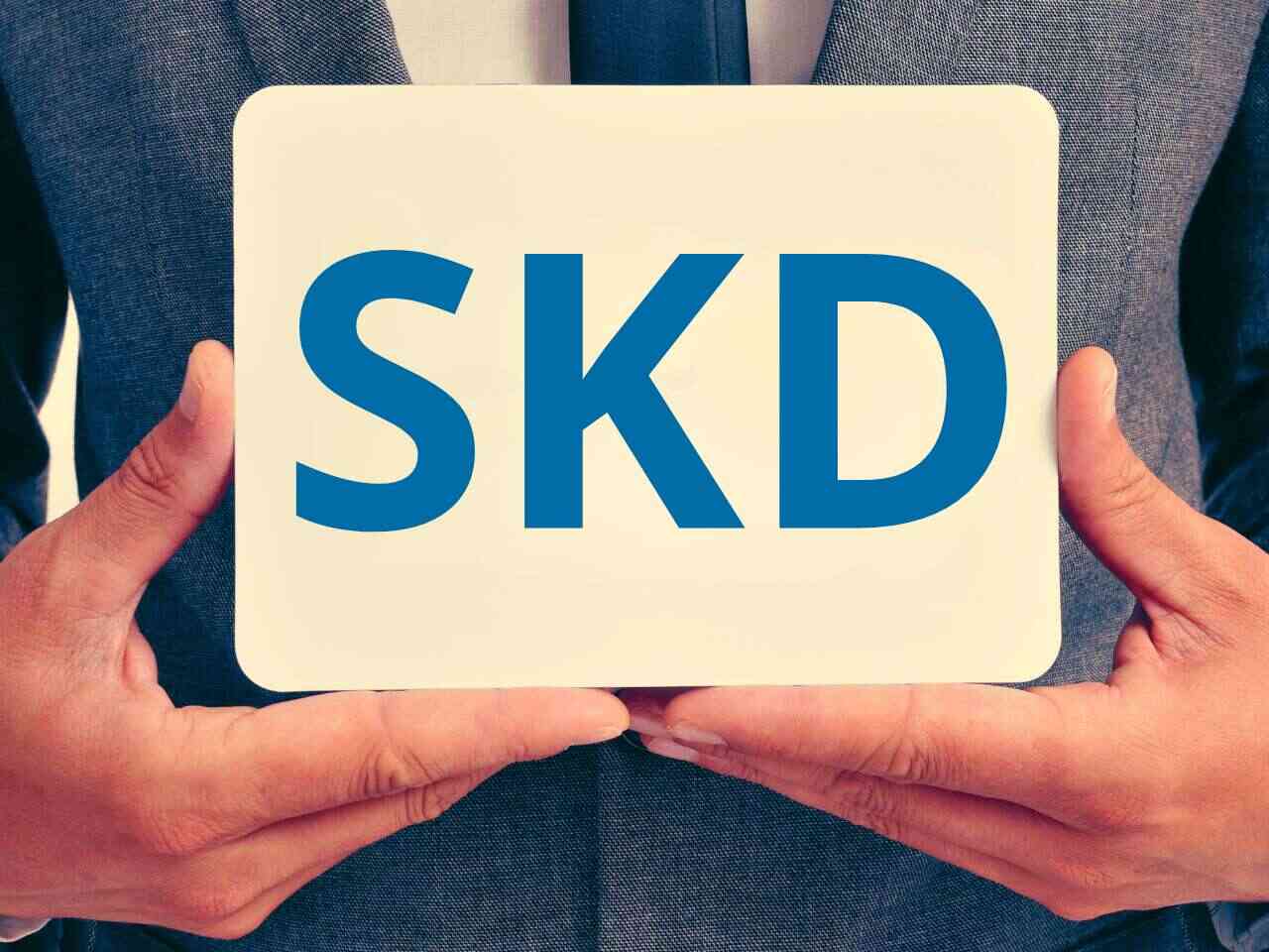 SKD Osoba trzyma w dłoniach plakietkę z napisem SKD