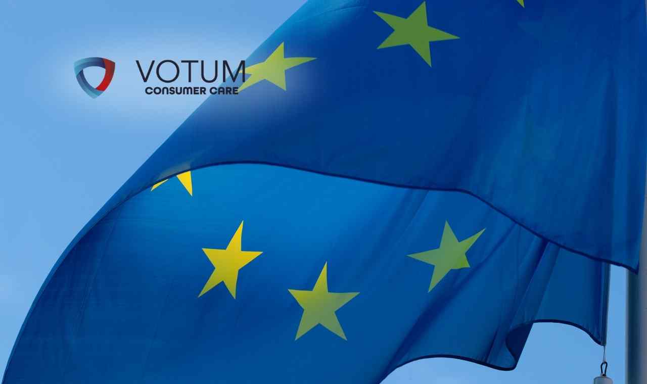 Fragment niebieskiej flagi Unii Europejskiej z żółtymi gwiazdami