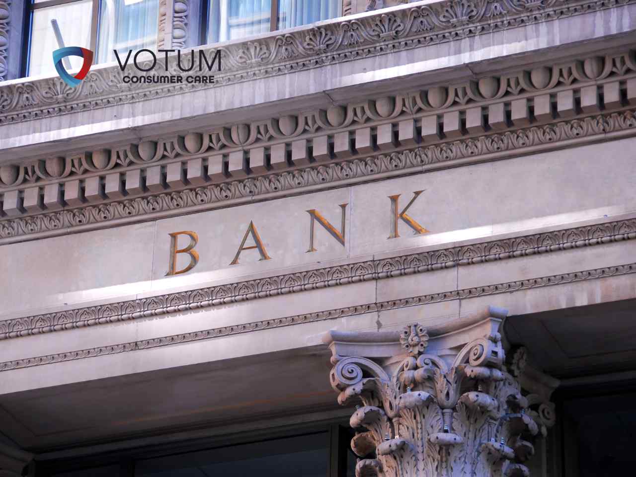 getin-noble-bank-kredyty-frankowe Zdjęcie przedstawia fragment klasycznej fasady budynku banku z dużym napisem „BANK”