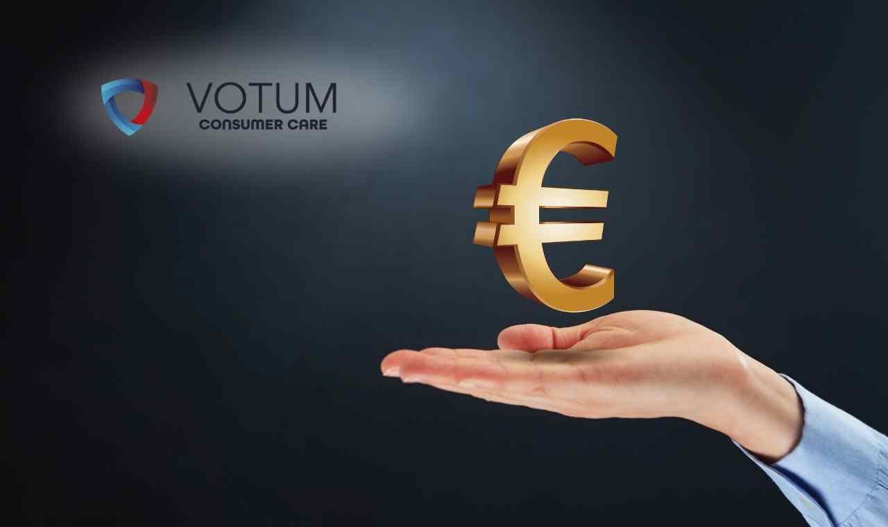 Na otwartej dłoni unosi się trójwymiarowy, złoty symbol waluty euro na ciemnym tle.