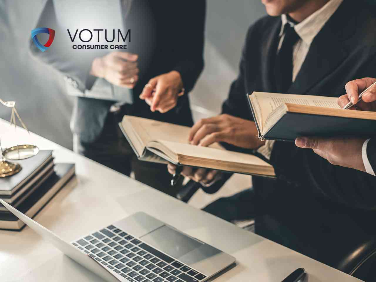 Prawnicy analizują dokumenty i księgi wieczyste przy laptopie w biurze