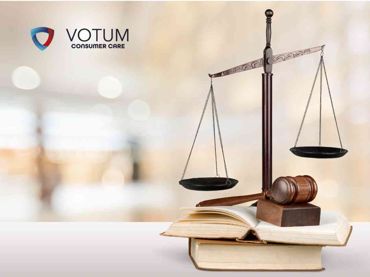 Waga szali i młotek sędziowski na otwartych księgach