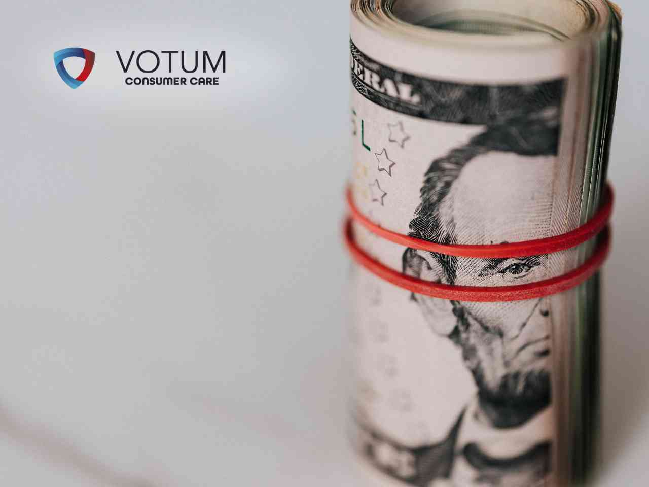 Zwinięte w rulon banknoty spięte czerwoną gumką recepturką
