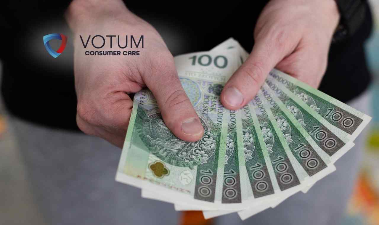 Zbliżenie na dłonie trzymające wachlarz banknotów o nominale 100 złotych polskich (PLN).