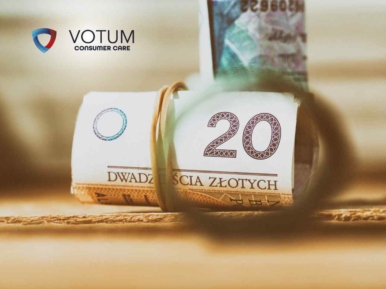 Rulon polskich banknotów spięty gumką recepturką, widziany przez szkło powiększające, co symbolizuje dokładną analizę finansową i wykrywanie błędów w umowach. W lewym górnym rogu znajduje się logotyp Votum Consumer Care.