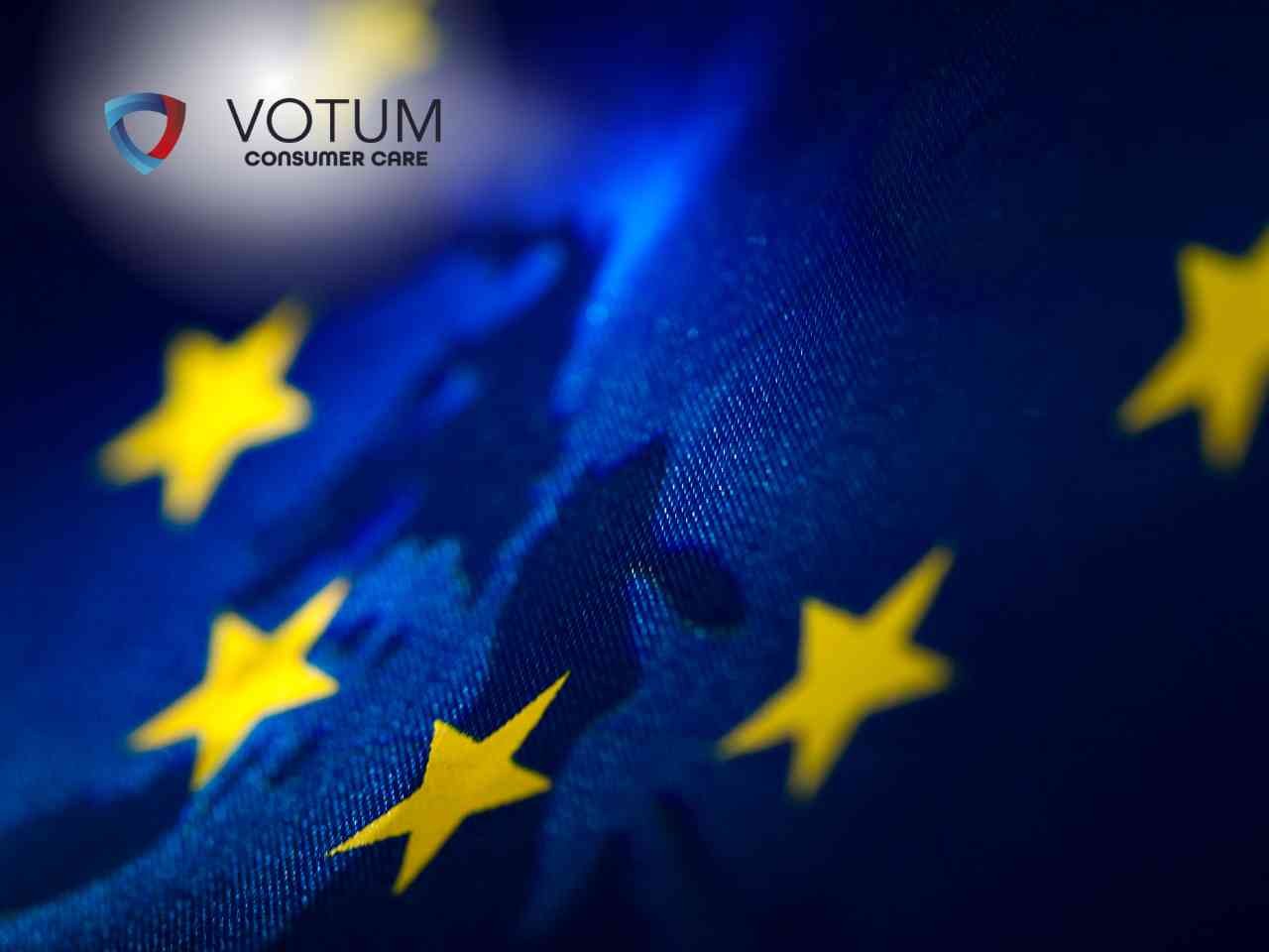 Zbliżenie na dłonie kobiety, która trzyma rozłożony wachlarz banknotów o nominale 200 złotych polskich (PLN).