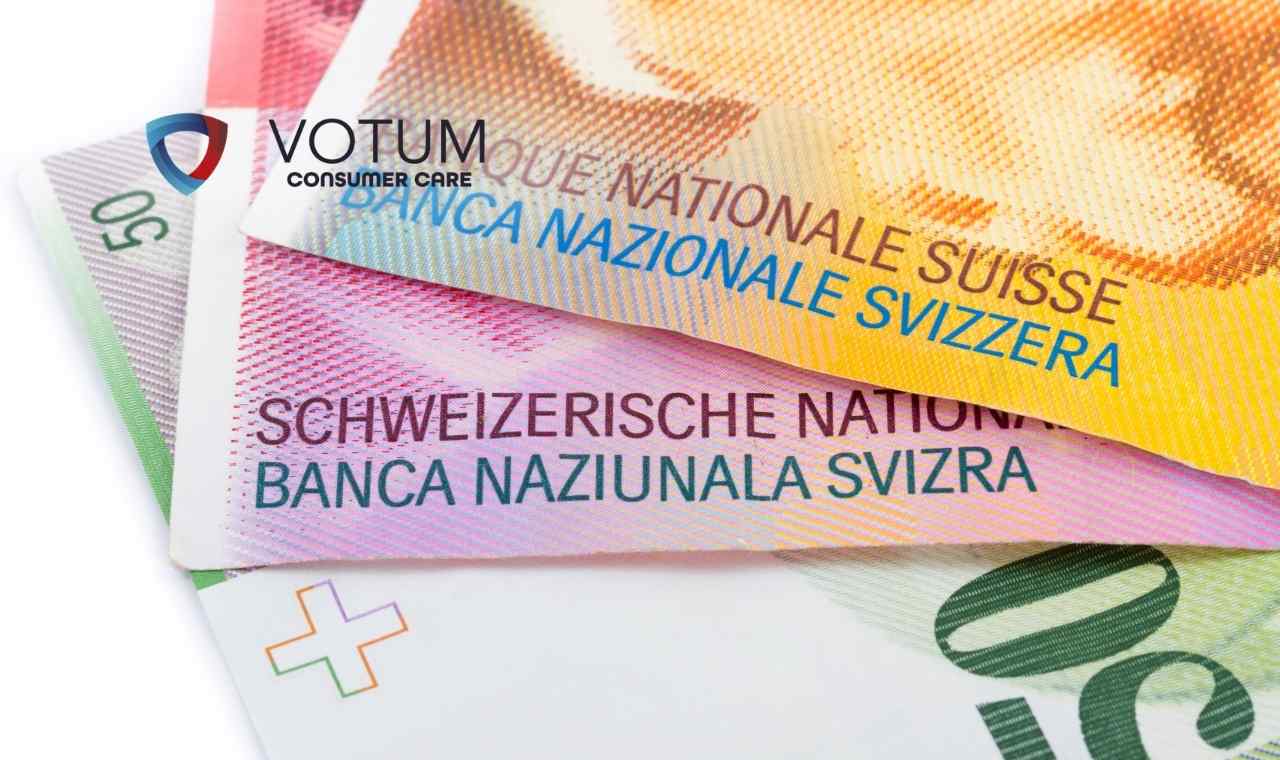 Zbliżenie na banknoty franków szwajcarskich (CHF) ułożone warstwowo; widoczne są napisy w kilku językach (m.in. „Banca Naziunala Svizra”)