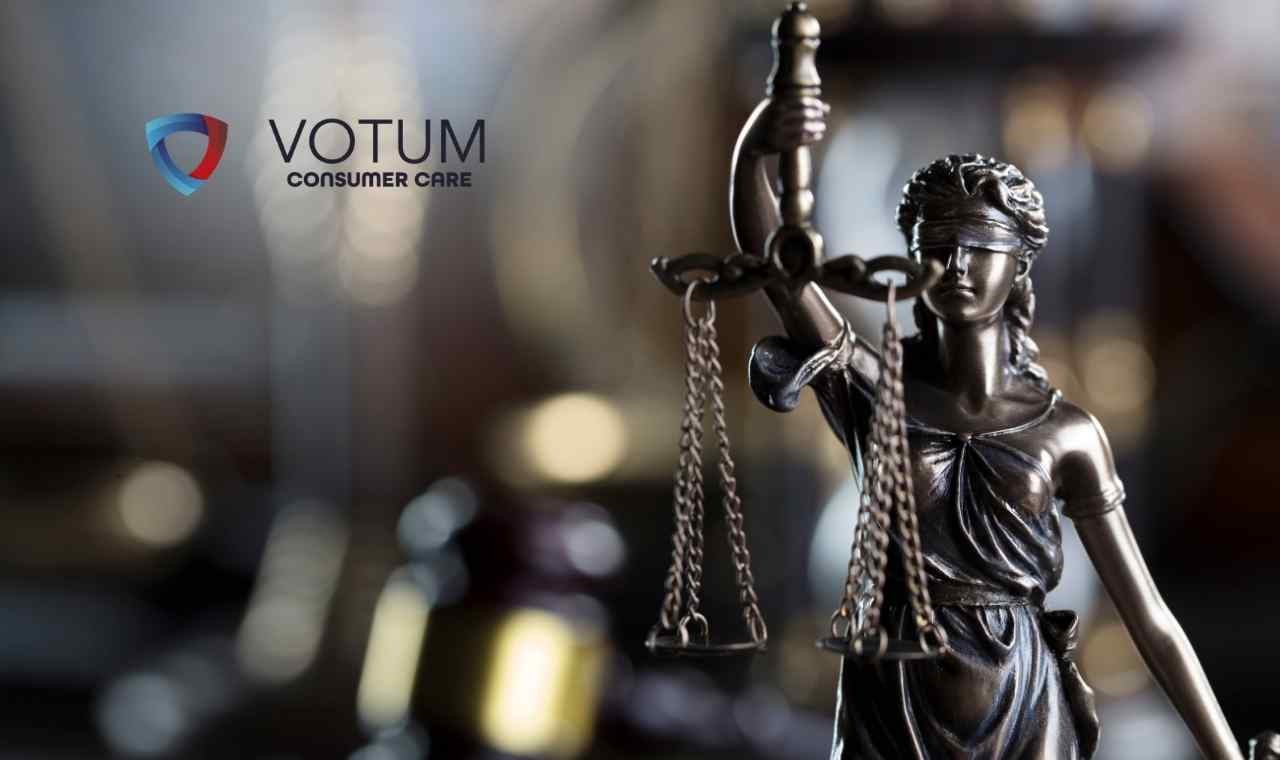 Zbliżenie na posąg Temidy – bogini sprawiedliwości, trzymającej w dłoni wagę szalkową.