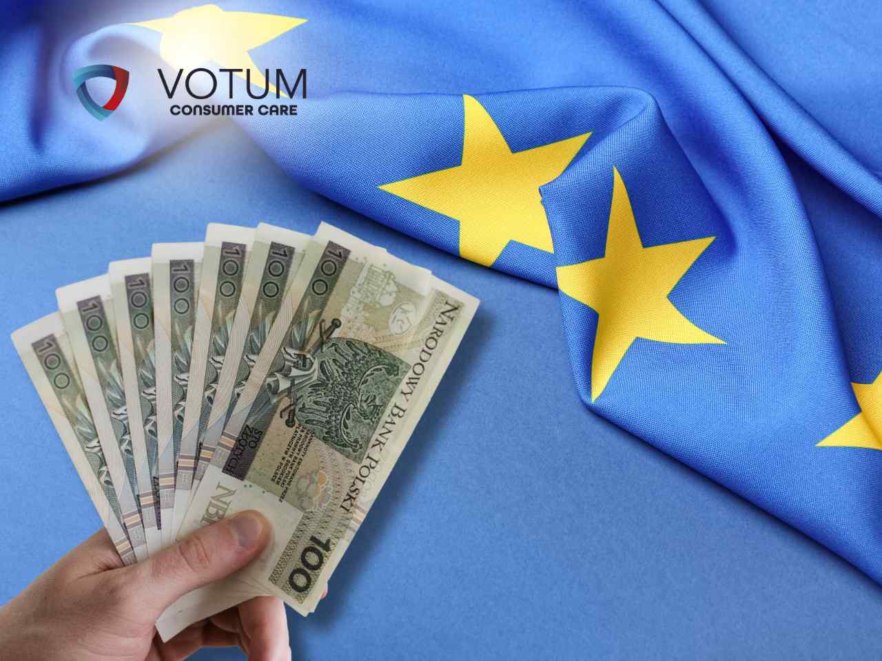 Dłoń trzymająca wachlarz banknotów o nominale 100 złotych polskich (PLN) na tle błękitnego podłoża i pofałdowanej flagi Unii Europejskiej.