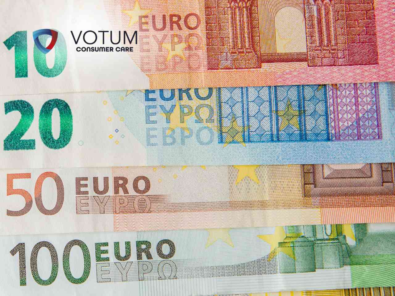 Prawnik w okularach rozmawia przy biurku z parą klientów, tłumacząc zawiłości prawne. Na stole widoczna jest statuetka Temidy oraz otwarte księgi prawnicze. W lewym górnym rogu znajduje się logotyp Votum Consumer Care.