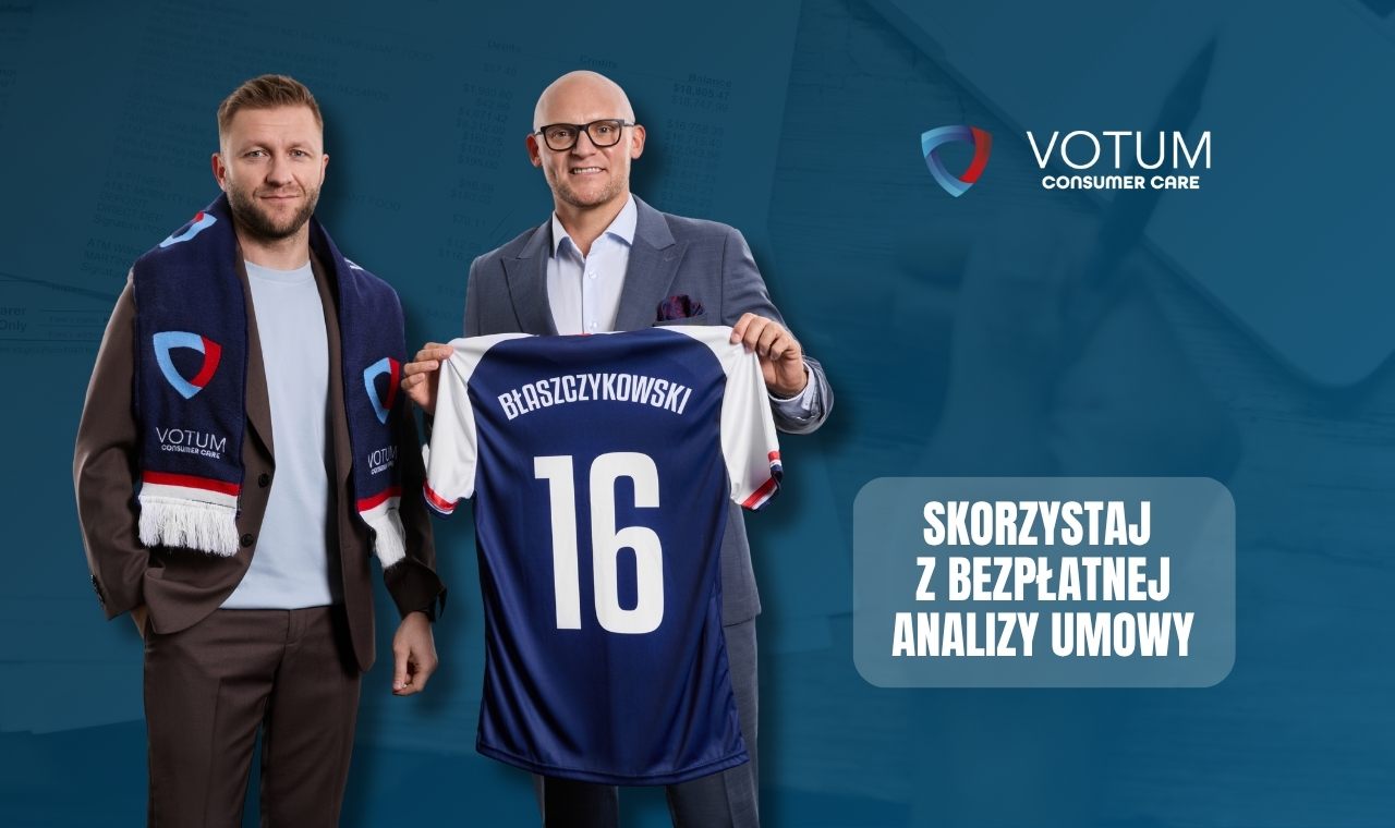 Jakub Błaszczykowski w brązowym garniturze i szaliku Votum Consumer Care stoi obok Pawła Wójcika, który prezentuje koszulkę piłkarską z nazwiskiem „BŁASZCZYKOWSKI” i numerem 16. W tle widać zarysy dokumentów finansowych na niebieskim tle. Po prawej stronie umieszczono logotyp VCC oraz wyraźne wezwanie do działania: „SKORZYSTAJ Z BEZPŁATNEJ ANALIZY UMOWY”.
