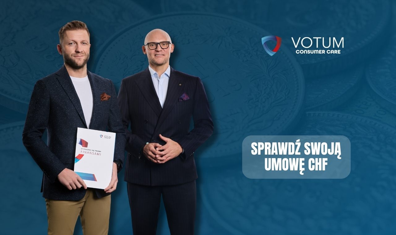 Jakub Błaszczykowski i Paweł Wójcik pozują na ciemnoniebieskim tle z motywem monet franka szwajcarskiego. Jakub trzyma białą teczkę z napisem „OPIEKUJEMY SIĘ TWOIMI FINANSAMI”, a obok widnieje duże hasło „SPRAWDŹ SWOJĄ UMOWĘ CHF”.