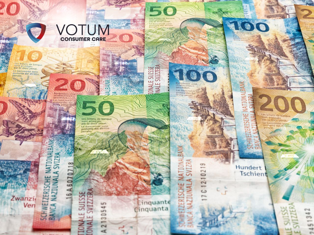 Zbliżenie na srebrne monety franka szwajcarskiego (CHF) rozrzucone na jasnej powierzchni. Na centralnej monecie o nominale 1 franka widoczna jest data 1968, a w tle moneta z rokiem 2016