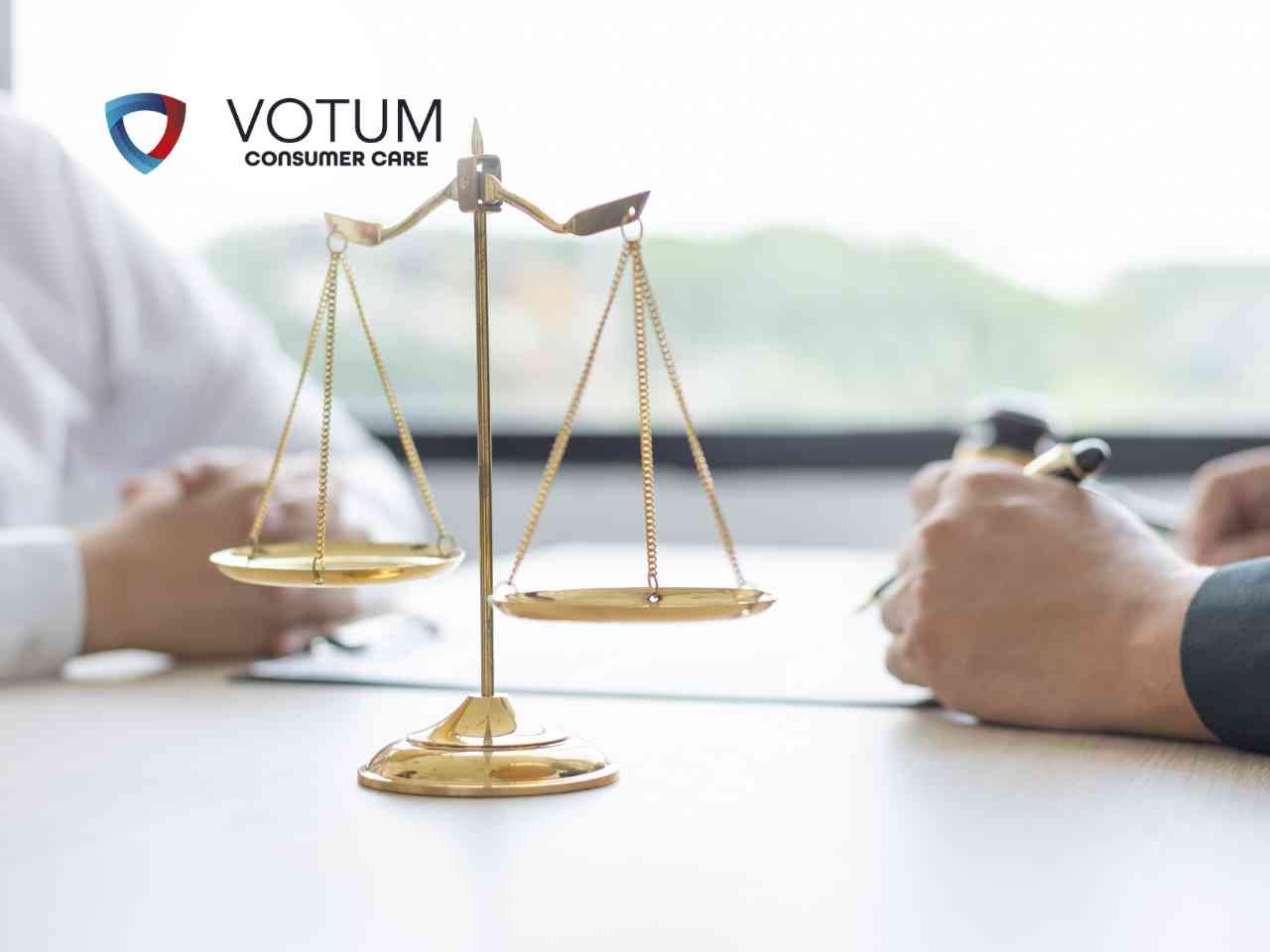 Zbliżenie na srebrne monety franka szwajcarskiego (CHF) rozrzucone na jasnej powierzchni. Na centralnej monecie o nominale 1 franka widoczna jest data 1968, a w tle moneta z rokiem 2016