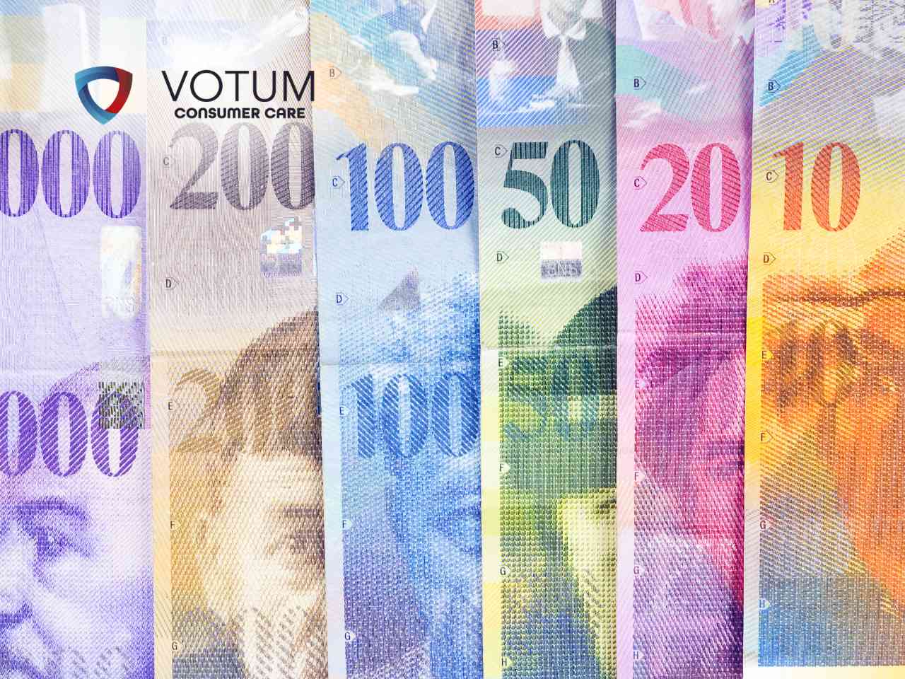 Zbliżenie na srebrne monety franka szwajcarskiego (CHF) rozrzucone na jasnej powierzchni. Na centralnej monecie o nominale 1 franka widoczna jest data 1968, a w tle moneta z rokiem 2016