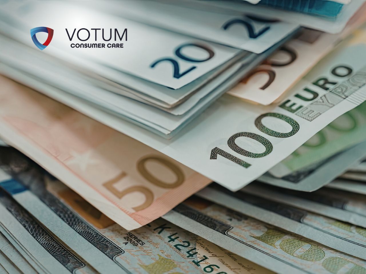 Zbliżenie na srebrne monety franka szwajcarskiego (CHF) rozrzucone na jasnej powierzchni. Na centralnej monecie o nominale 1 franka widoczna jest data 1968, a w tle moneta z rokiem 2016