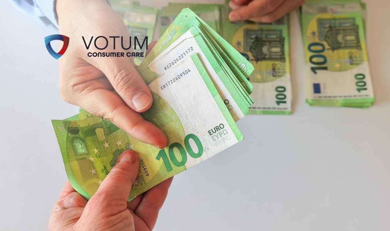 Zbliżenie na srebrne monety franka szwajcarskiego (CHF) rozrzucone na jasnej powierzchni. Na centralnej monecie o nominale 1 franka widoczna jest data 1968, a w tle moneta z rokiem 2016
