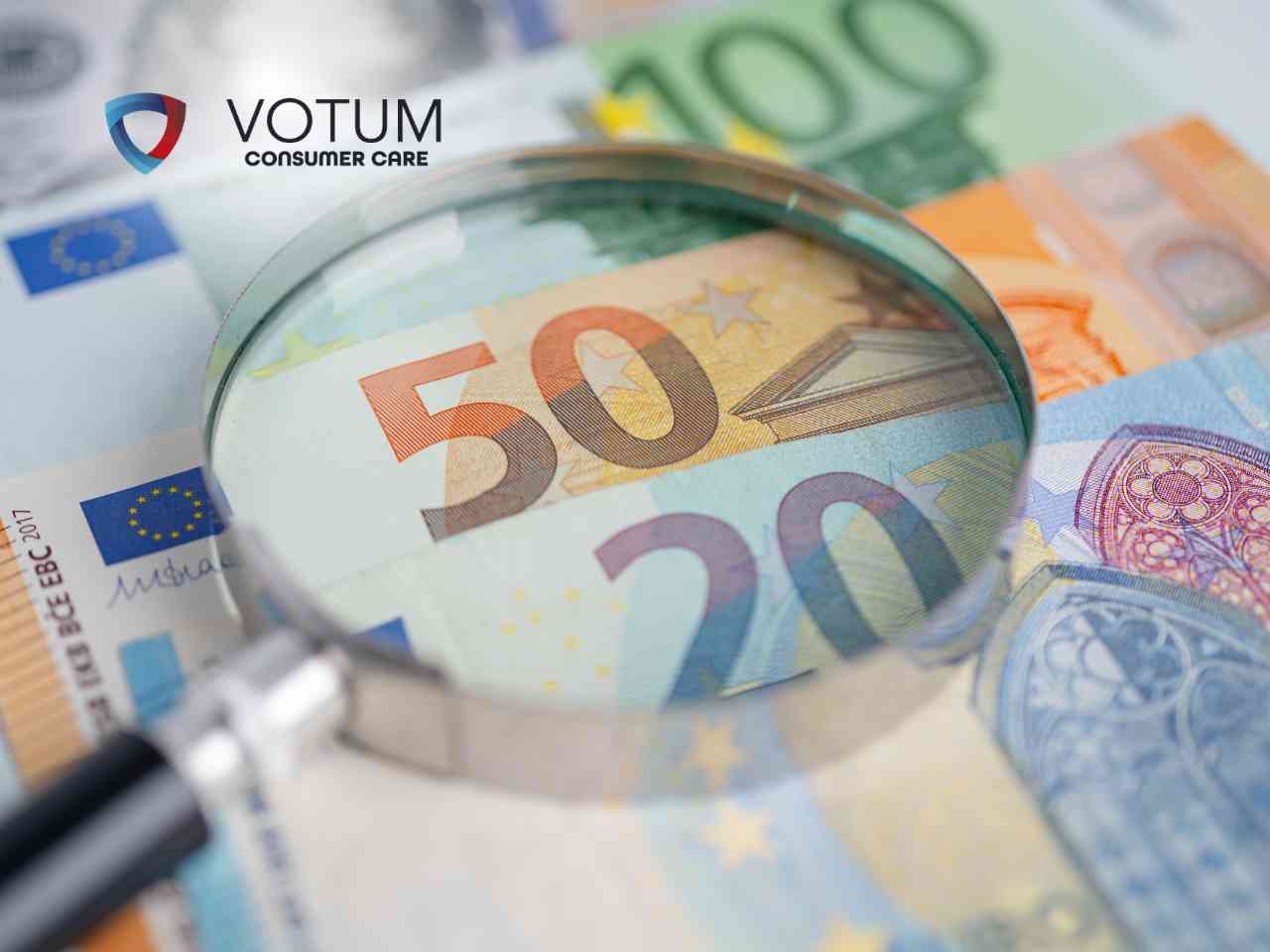 Scena w biurze lub kancelarii; po lewej stronie mężczyzna w ciemnym garniturze i okularach przekazuje dokument kobiecie w beżowej marynarce. W tle widoczny jest drugi mężczyzna, który z niedowierzaniem trzyma się za głowę. Na stole leżą teczki z aktami oraz gazeta.