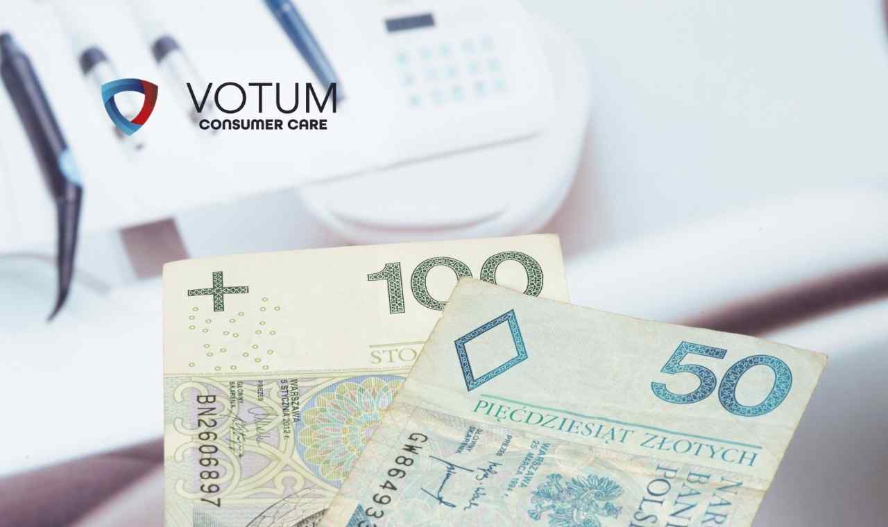 Zbliżenie na srebrne monety franka szwajcarskiego (CHF) rozrzucone na jasnej powierzchni. Na centralnej monecie o nominale 1 franka widoczna jest data 1968, a w tle moneta z rokiem 2016