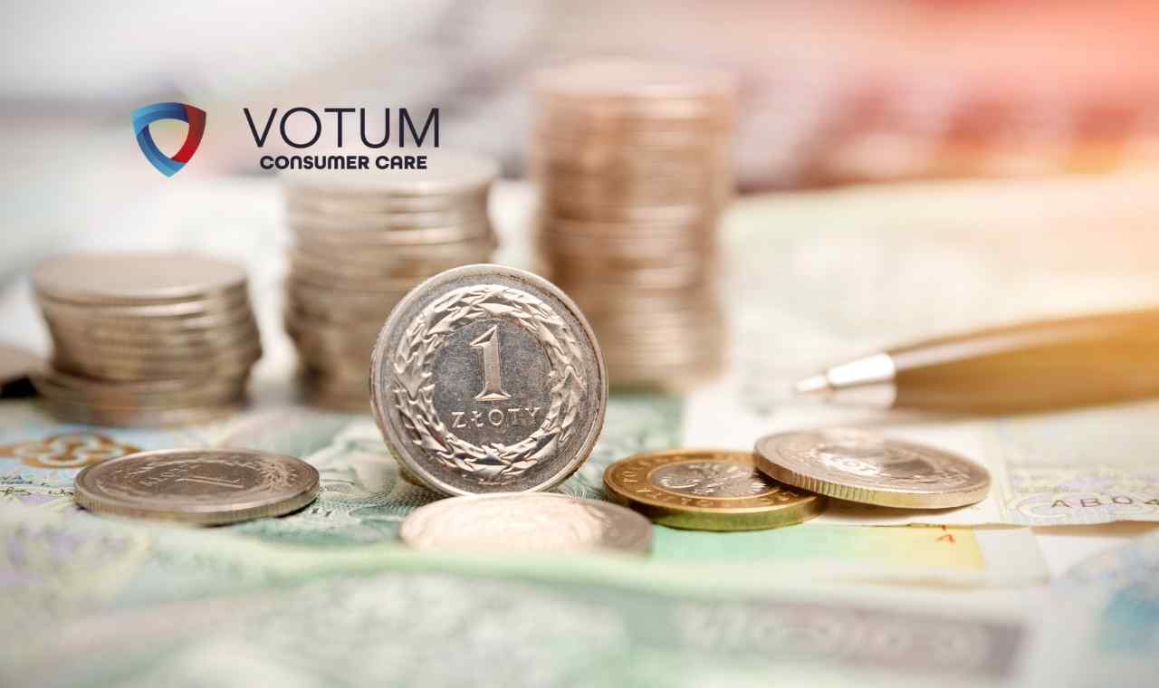 Zbliżenie na srebrne monety franka szwajcarskiego (CHF) rozrzucone na jasnej powierzchni. Na centralnej monecie o nominale 1 franka widoczna jest data 1968, a w tle moneta z rokiem 2016