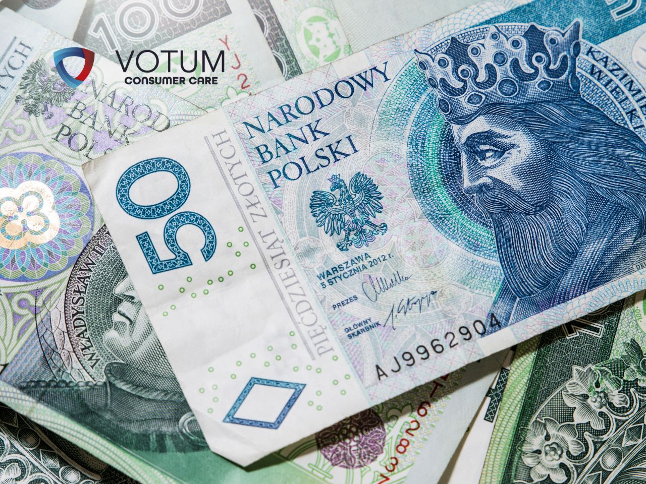 skd-vcc-kredyt Pile of Polish złoty banknotes with the VOTUM Consumer Care logo overlaid in the corner.