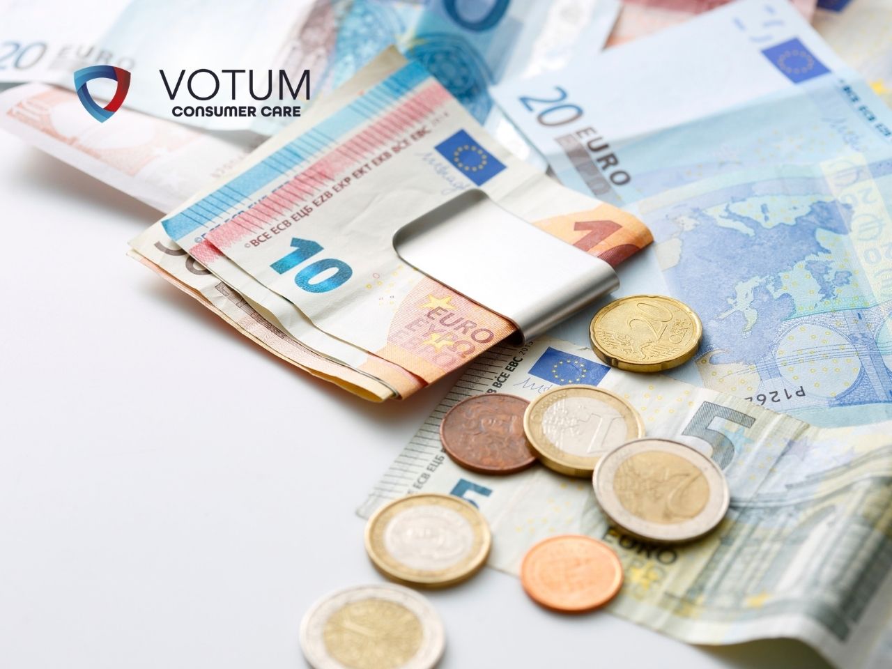 Scena w biurze lub kancelarii; po lewej stronie mężczyzna w ciemnym garniturze i okularach przekazuje dokument kobiecie w beżowej marynarce. W tle widoczny jest drugi mężczyzna, który z niedowierzaniem trzyma się za głowę. Na stole leżą teczki z aktami oraz gazeta.